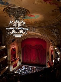Was excited to experience ”Turandot” at @kungligaoperan before its official premiere on Saturday, April 25. 

My multitalented friend @frederick.vaamonde is part of the magnificent ensemble on stage 🌟🙌🏾

Thank you for the fabulous tickets Frederick! 🩵💛

I also got to bring my daughter and hang out/watch the incredible and dramatic performance alongside my fab friend @juliedrakou 💖

Photos by @juliedrakou 📸 

#opera #operahouse #turandot #puccini #kungligaoperan