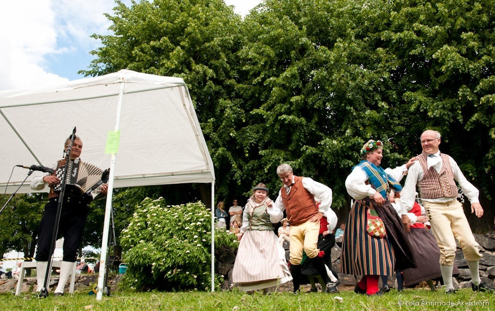 Celebrating Midsummer in Sweden - Photography by Lola Akinmade Åkerström Celebrating Midsummer in Sweden - Photography by Lola Akinmade Åkerström