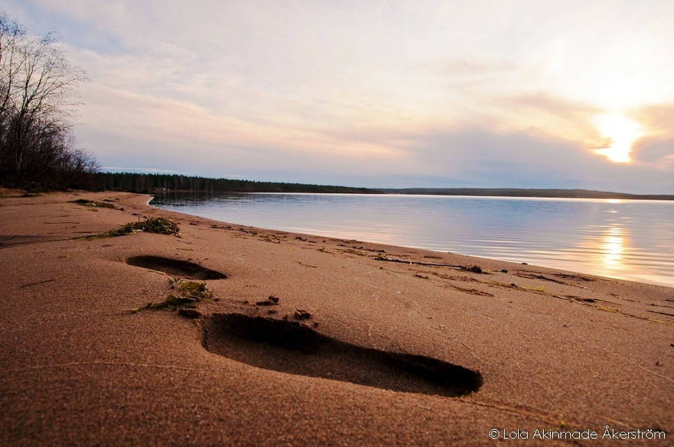 Footsteps at the beach - Photography by Lola Akinmade Åkerström