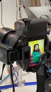 Behind the scenes of my @theafroswede photo project yesterday. Can’t wait to share these photos with you soon 💛🩵

Gear -> @hasselblad 🖤

Featuring @frederick.vaamonde and @i_am_demanda 

Thank you @makeupbyrobertradoja for the video clips 🫶🏽

#sweden #afroswede #photography #integration #hasselblad #hasselbladheroine #portrait