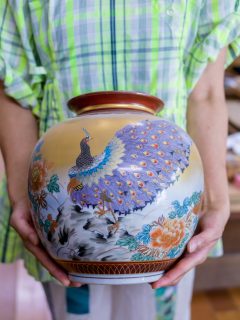 ”We create something new to preserve something old.” 

Preserving Japan’s gold-leaf craft, the Yoshidas - husband and wife team - behind Kinzangama’s fourth-generation workshop and their mastery are designated national treasures. 

A few images from their intricate world - @kinzangama_kutani

#japan #craftmanship #hokuriku #artisan #presstrip