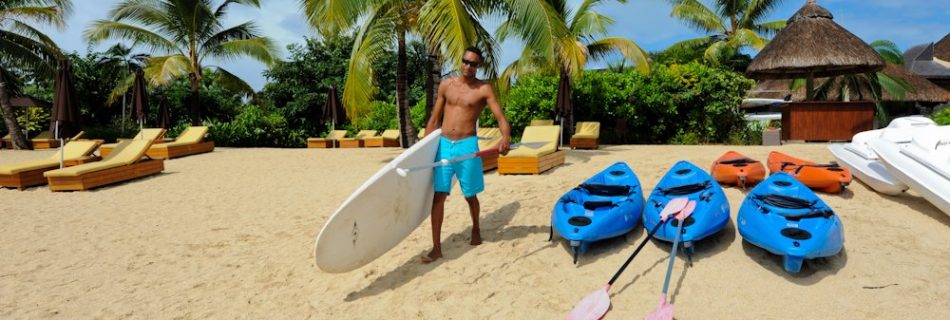 Paddle-boarding in Mauritius - Travel photography by Lola Akinmade Åkerström