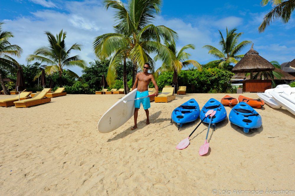 Paddle-boarding in Mauritius - Travel photography by Lola Akinmade Åkerström