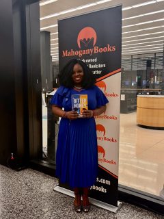DC feels so much like home. I lived 10mins away in Alexandria, VA for years. I spent my 20s here ❤️

To have this talk facilitated by my incredible friend and author extraordinaire @laurenfsharma at the Martin Luther King Jr. (MLK) Memorial Library felt so reverent and special. My heart is full 🙏🏽💙💛

Thank you @mahoganybooks for an incredible night and thank you @robinshavewings @pollyirungu @triplefqueenb @kwinmosby @dopest_ethiopienne for your warmth and friendship 🙏🏽❤️

Thank you to every single person who came out! What a crowd 🙏🏽

#booktour #booklauch #bitterhoney #lolaakinmade #bitterhoneybook
