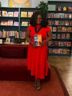 Houston. Wow, thank you for the love ❤️

Thank you @blackgirlthatreads for your excellence and @kindredstorieshtx for being such incredible hosts! Your gorgeous space was packed with warmth.

From friends and family to friends like family and my wonderful reader community, thank you for coming out to support @bitterhoneybook 💙💛🎉

#booktour #booklauch #bitterhoney #lolaakinmade #bitterhoneybook