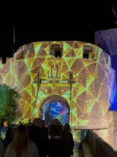 What an absolute treat to be in town for the @lumiartdubrovnik Light Festival in the always stunning Dubrovnik 🇭🇷 
It was incredible and the atmosphere energetic, being surrounded by so much art and creativity ☀️

@experiencedubrovnik @grad.dubrovnik.official @croatiafulloflife @dubrovnikriviera 

#CroatiaFullOfLife #lightfestival #light #art #dubrovnik